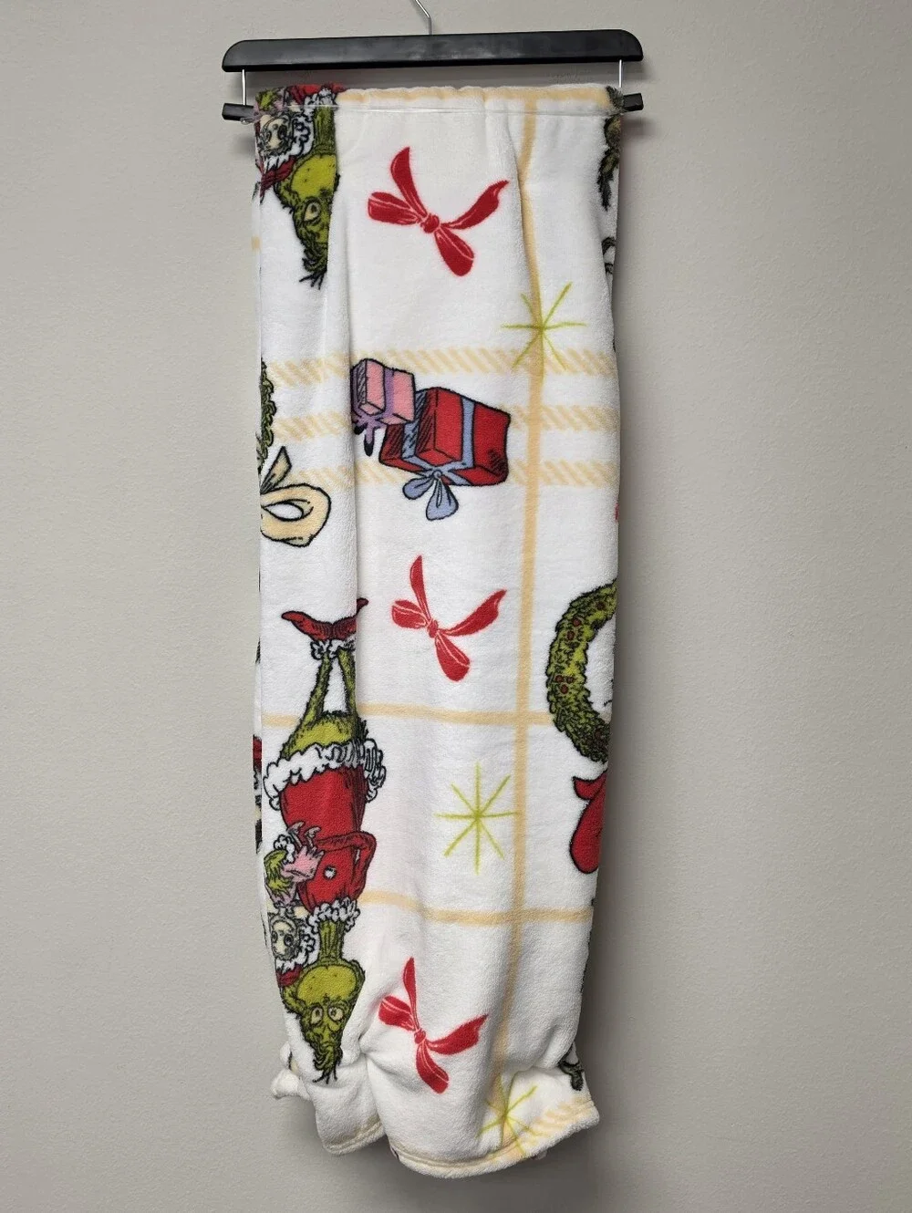 The Grinch Dr. Seuss Oversized Throw Blanket Santa Grinch Christmas Wreath White